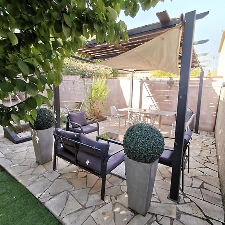Gites Avec Grande Piscine Et Sa Terrasse Privative Bernis Exterior foto