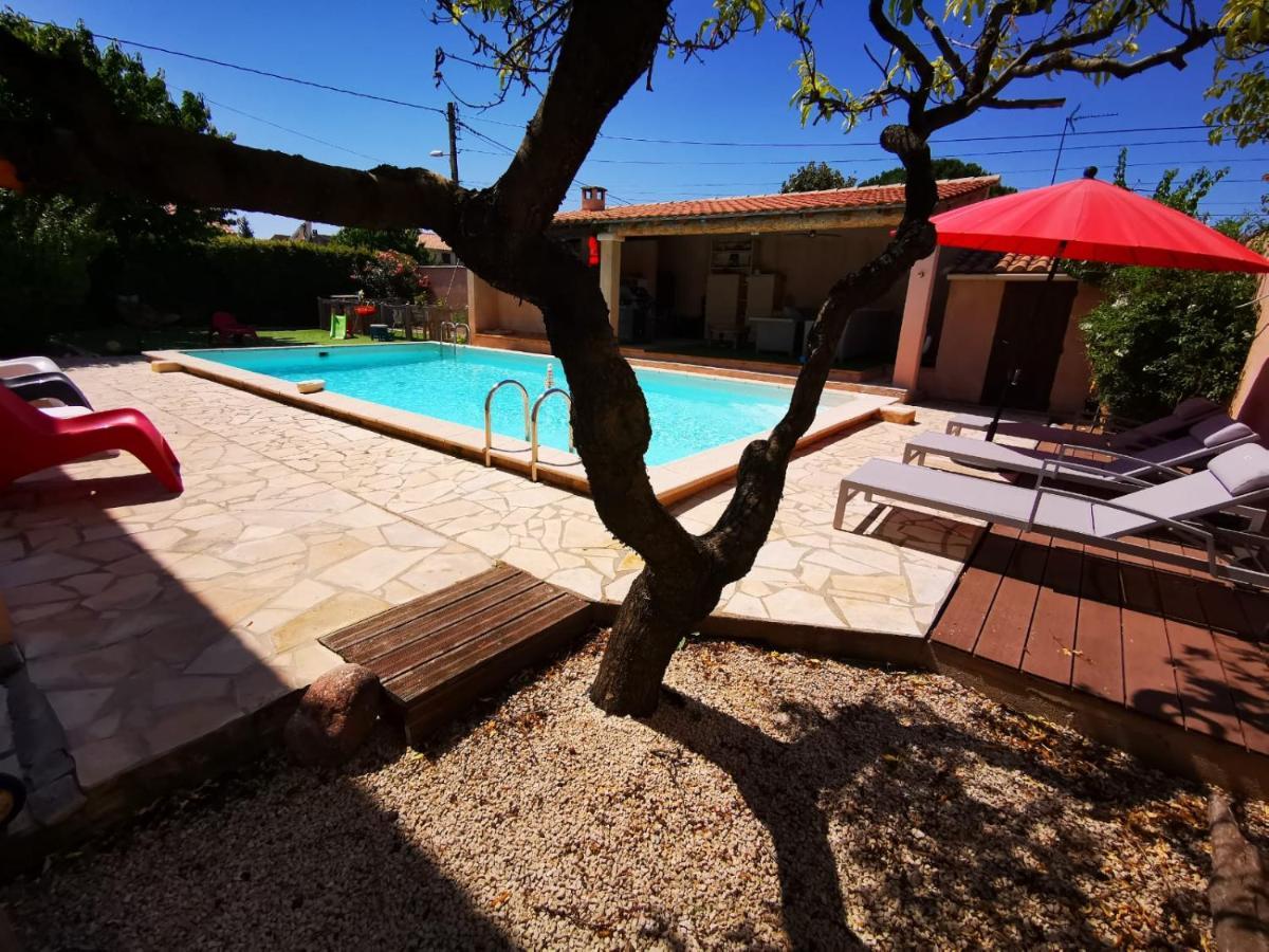 Gites Avec Grande Piscine Et Sa Terrasse Privative Bernis Exterior foto
