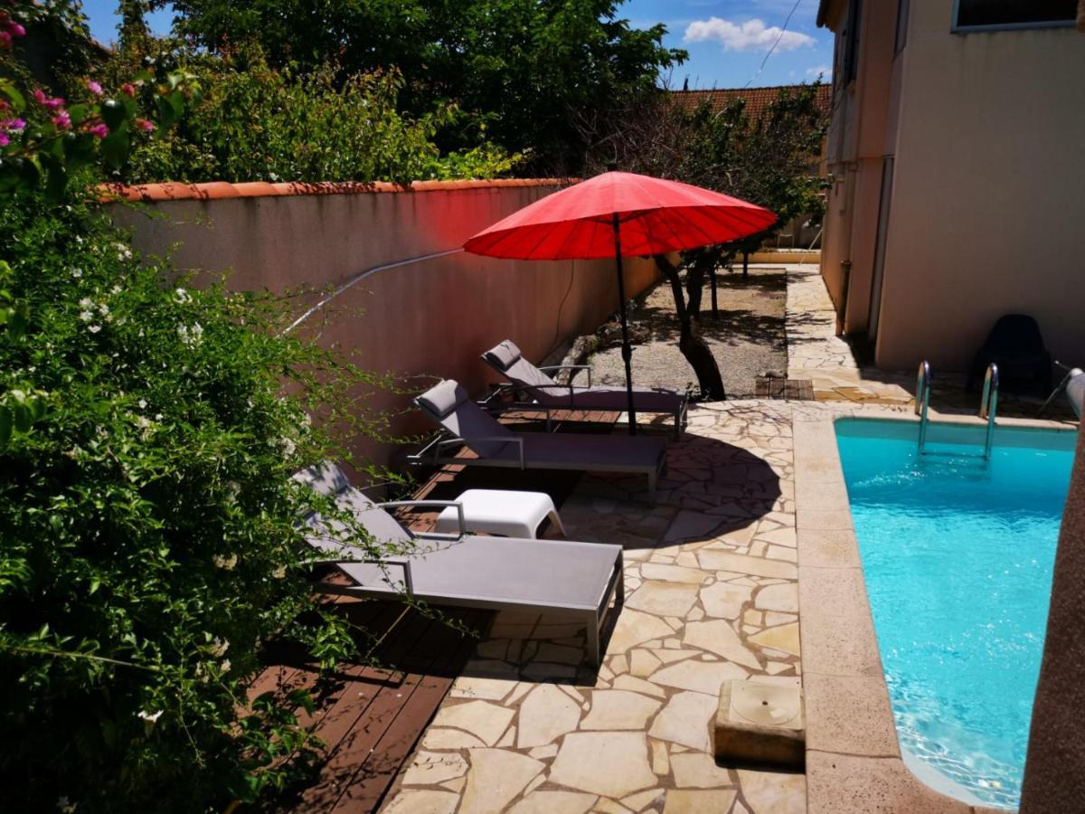 Gites Avec Grande Piscine Et Sa Terrasse Privative Bernis Exterior foto