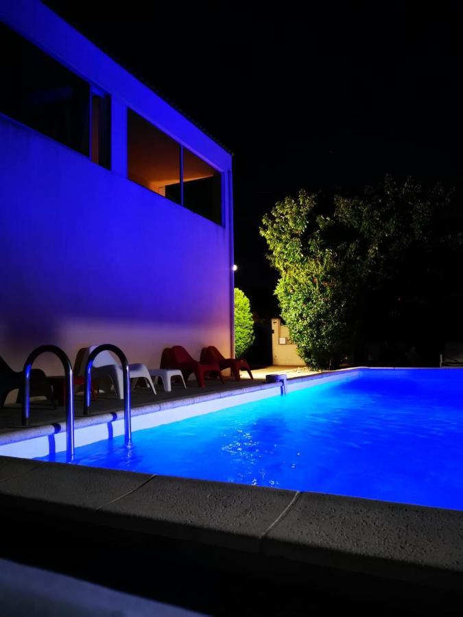 Gites Avec Grande Piscine Et Sa Terrasse Privative Bernis Exterior foto
